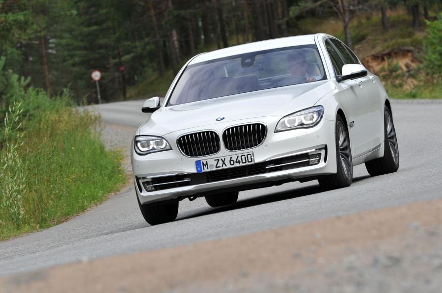 BMW 750i 2013 года  (фото 37 из 56)
